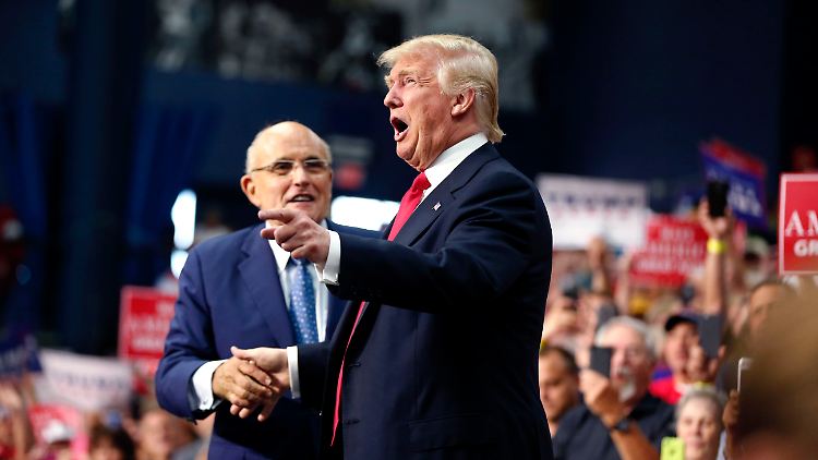 Donald Trump und sein Anwalt Rudy Giuliani sollen sich der Verschwörung zur Wahlmanipulation schuldig gemacht haben.