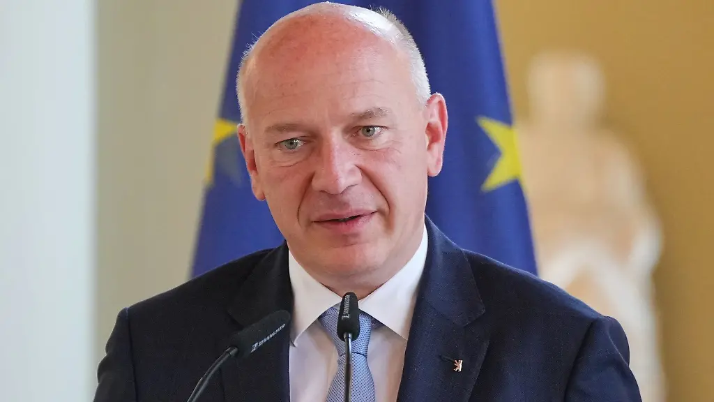 Kai-Wegner-CDU-Regierender-Buergermeister-von-Berlin-spricht-im-Saeulensaal-des-Roten-Rathauses