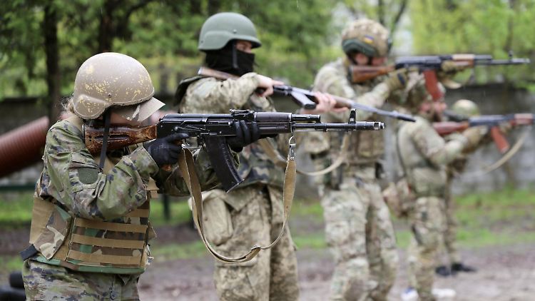 Die ukrainische Armee braucht jede Menge neuer Soldaten, um gegen Russlands Aggression bestehen zu können. 