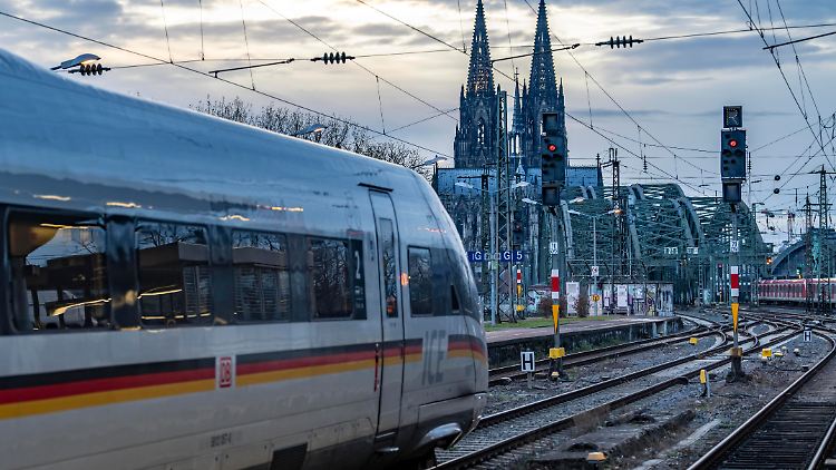 Viele Züge im Fernverkehr kommen zu spät.