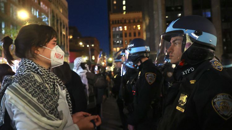 Zeichen auf Konfrontation: Demonstranten und Polizisten stehen sich am Montagabend auf der Columbia Universität gegenüber.