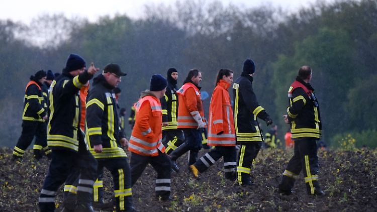 Auf der Suche nach dem sechsjährigen Kind durchkämmen Polizei und Feuerwehr die Gegend. 