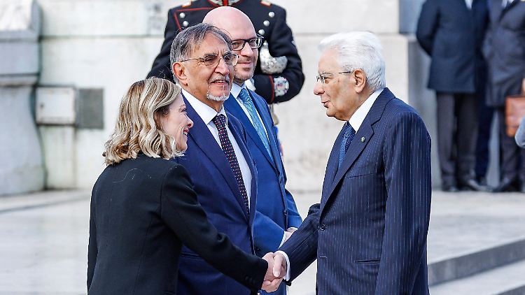 Italiens rechte Ministerpräsidentin Meloni schüttelt die Hände von Staatspräsident Mattarella während einer Zeremonie am Altar des Vaterlandes. 