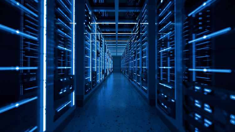 Die Anwendungen beanspruchen in modernen Rechenzentren derzeit etwa 40 Prozent des Energiebedarfs. Weitere 40 Prozent fallen für die Kühlung der Chips und Server an, der Rest ist die Instandhaltung des Gebäudes.