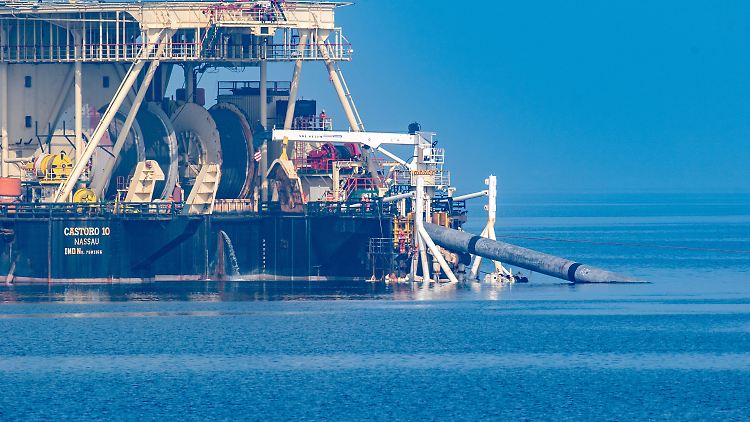 Vor dem Strand von Lubmin bauen Fachleute an der Anbindungspipeline des umstrittenen Rügener Flüssigerdgas LNG -Terminal in Mukran. 