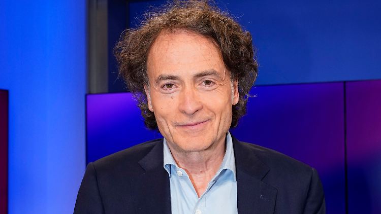 Auch zum Boxkampf fordert Böhmermann ihn heraus: "Zeit"-Chefredakteur Giovanni di Lorenzo.