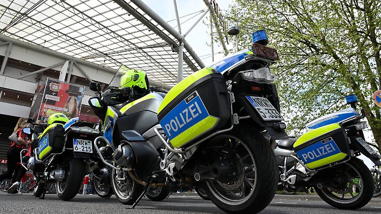 Beim Werder-Spiel in Leverkusen war die Polizei wegen Bayers erster Meisterschaft in großer Zahl im Einsatz.