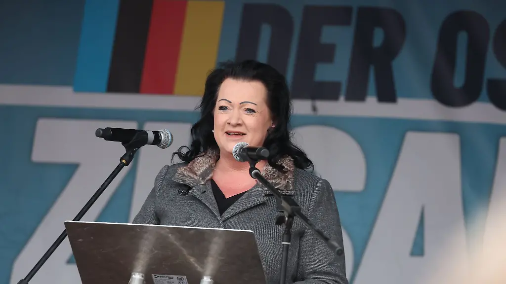 Birgit-Bessin-Vorsitzende-der-AfD-in-Brandenburg-spricht