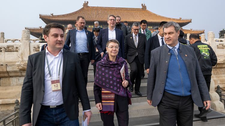 Patricia Flor (M.) mit CSU-Chef Markus Söder (r.) bei dessen China-Visite Ende März.