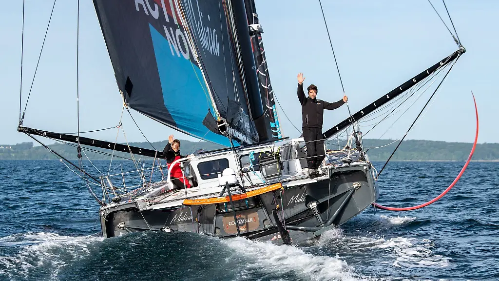 Team-Malizias-Skipper-Boris-Herrmann-winkt-von-der-Malizia-Seaexplorer