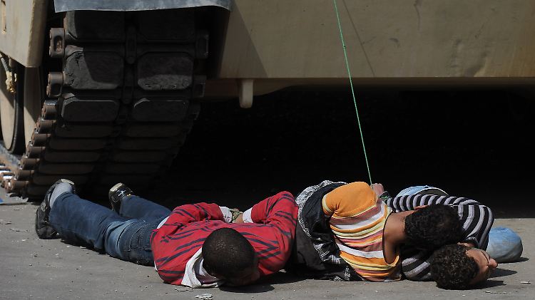 Soldaten haben in Kairo mutmaßliche Diebe und Plünderer festgenommen und gefesselt.