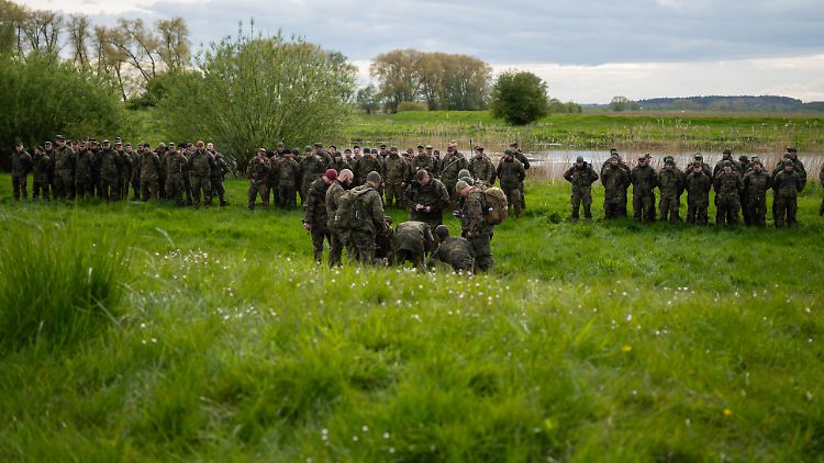 Soldaten sammeln sich vor der Suche am Ufer der Oste, um nach Arian zu suchen.  