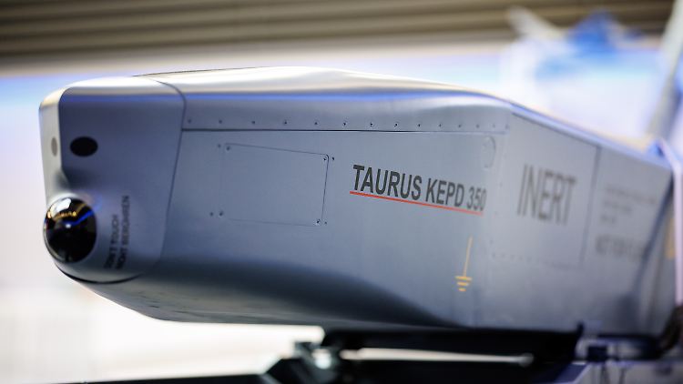 Ein Taurus-Marschflugkörper in der Detailansicht. 