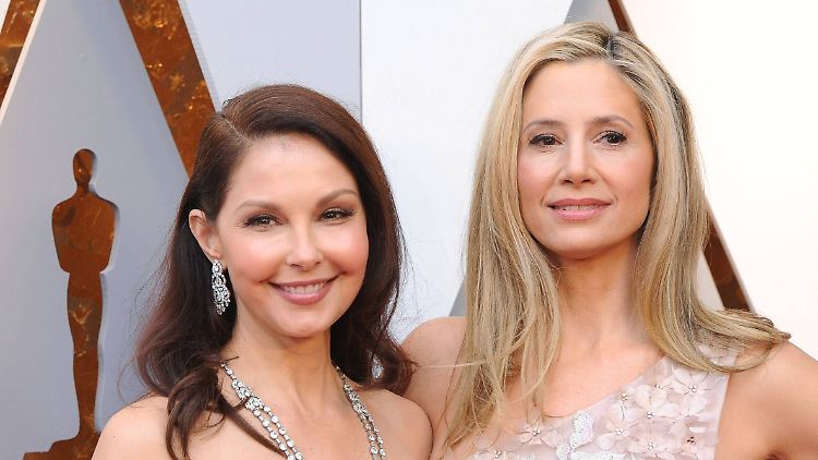 Die Hollywood-Stars Ashley Judd (l) und Mira Sorvino sorgten mit ihren Schilderungen für den Prozess gegen Weinstein. (Archivbild) 