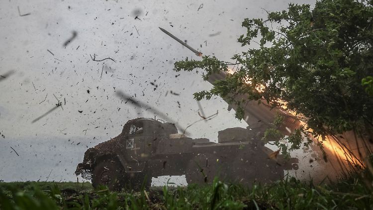 In der Region Donezk feuern ukrainische Soldaten auf russische Stellungen.