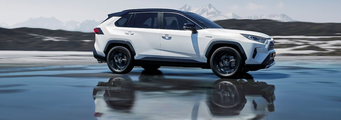 Gewaltige Inszenierung: Auf dem Werksbild drängt der Toyota RAV4 eindrucksvoll voran - hat der Japaner auch als Gebrauchtwagen die Nase vorn?