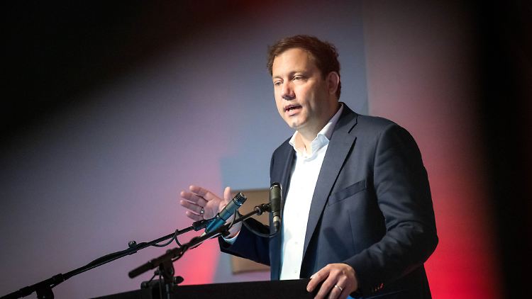 SPD-Chef Lars Klingbeil richtet einen Appell an die Mindestlohnkommission. 