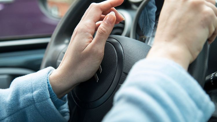 Vorsichtig und umsichtig fährt man besser auch auf einem Parkplatz - selbst bei medizinischen Notfällen des Unfallgegners muss man sonst womöglich mithaften.