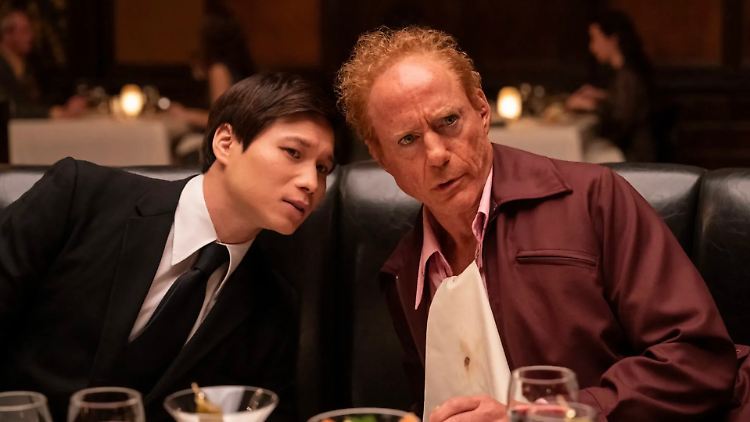 Der Captain (Hoa Xuande) und CIA-Agent Claude (Robert Downey Jr.) in "The Sympathizer"