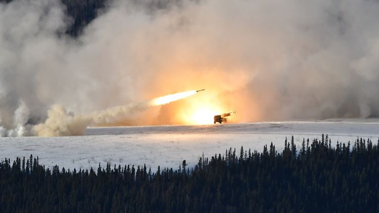 Unter anderem soll die US-Rüstungsindustrie weitere HIMARS-Raketenwerfer für die Ukraine bauen.