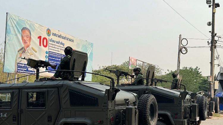 Thailändisches Militär sichert Mitte April die Grenze zu Myanmar. 