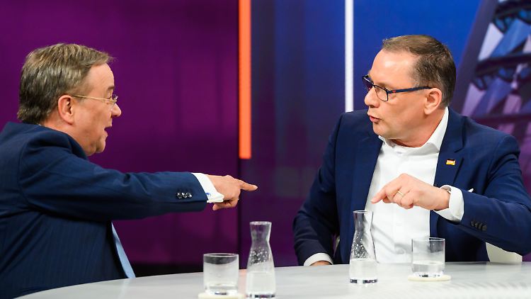 "Sie haben eine Nibelungentreue zu Leuten, die mutmaßlich russisch gekauft sind", wirft Laschet Chrupalla vor.