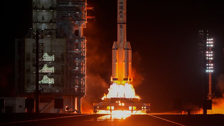 Die Rakete vom Typ Langer Marsch-2F ist am Donnerstag vom Weltraumbahnhof Juiquan gestartet.
