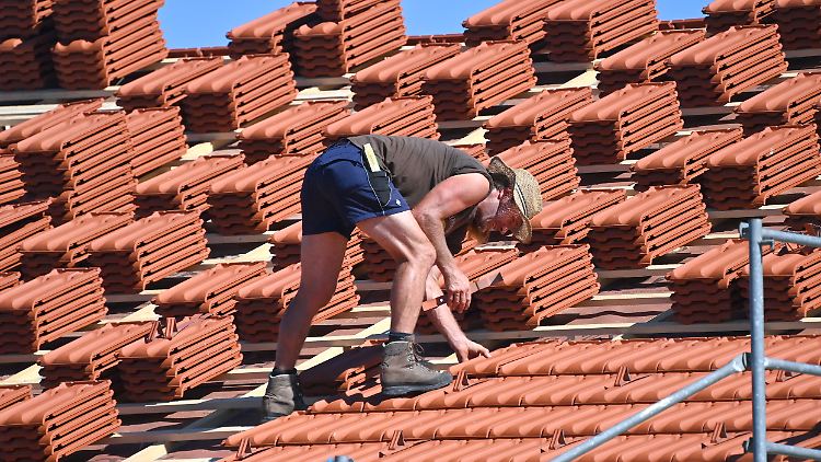 Im Handwerk und auf dem Bau sind Arbeitnehmer der Hitze direkt ausgesetzt. 
