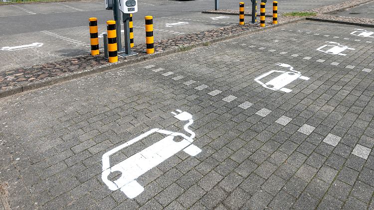  Derzeit sind in Deutschland rund 1,5 Millionen Elektroautos zugelassen. 