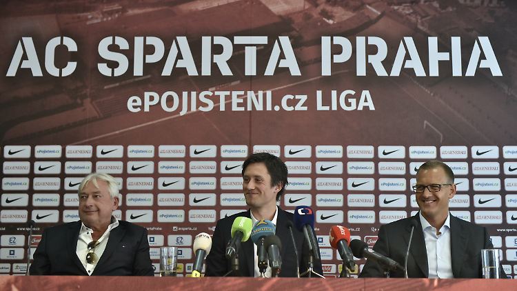 Kretinsky (r) ist auch zufriedener Eigentümer des tschechischen Spitzen-Fußballclubs Sparta Praha.