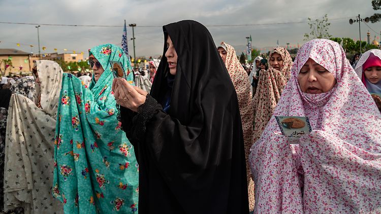 Das Idealbild vieler iranischer Sittenwächter: nahezu voll verschleierte Frauen in Teheran. 