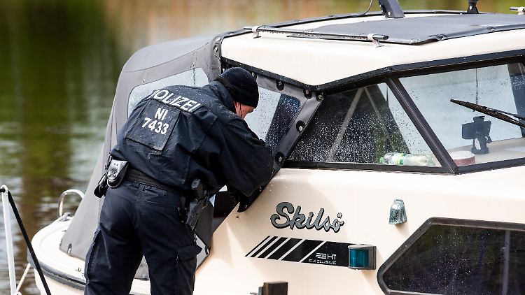 Entlang der Oste werden auch Boote nach Arian durchsucht.