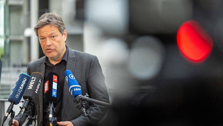 Habeck hatte viele Fragen zu beantworten, von Medien und Abgeordneten.