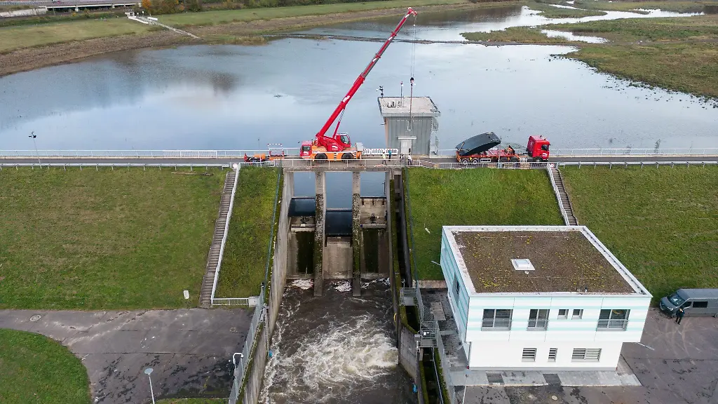Ein-Bagger-steht-auf-dem-Stauwehr-der-Kinzigtalsperre
