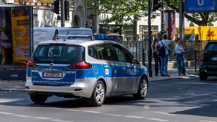 Es werde noch ermittelt, wie der Junge überhaupt an das Auto gekommen ist, teilte die Polizei mit.