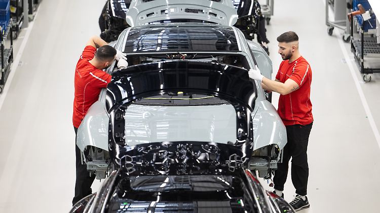 Am Stammsitz in Stuttgart-Zuffenhausen setzt man auf die neue Modelloffensive. 