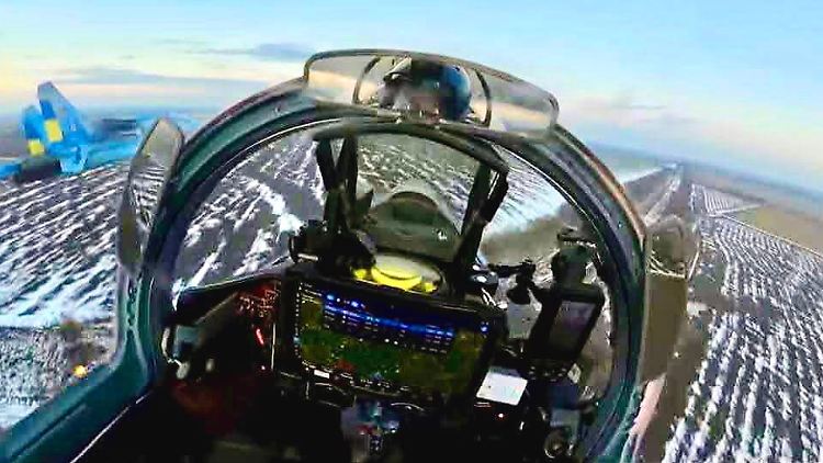 Blick in das Cockpit einer Su-27 Flanker mit eingebautem Tablet. 