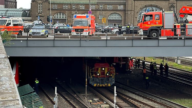 Der Bauzug war mit der Brücke kollidiert.