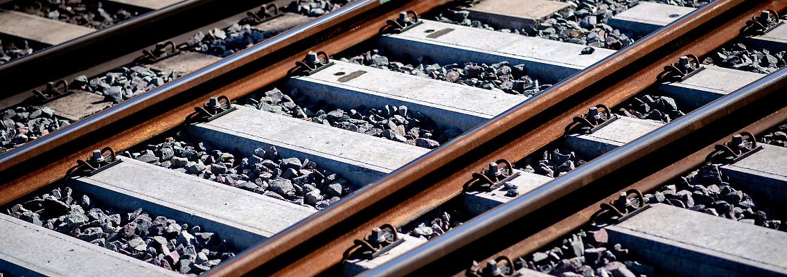 Gleise sind an einem Bahnhof im Schotterbett verlegt.