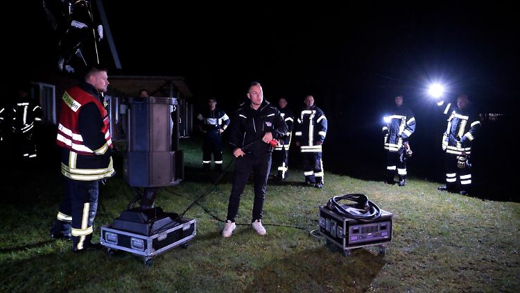 In der Nacht auf Freitag wurden Lichtkegel per Skybeamer an den Nachthimmel geworfen. Die Einsatzkräfte hatten die Hoffnung, dass Arian darauf reagiert. 