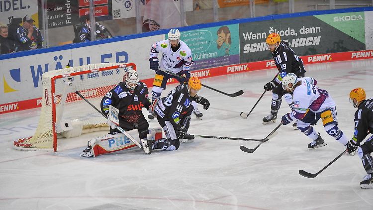 Das Pinguins-Bollwerk hielt dem Ansturm der Eisbären nicht Stand.