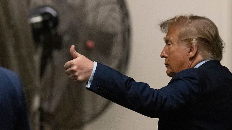 Daumen hoch: Es sieht nicht schlecht aus für Donald Trump.