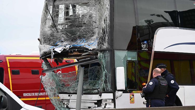 In den Unfall sind zwei Busse und ein LKW verwickelt.