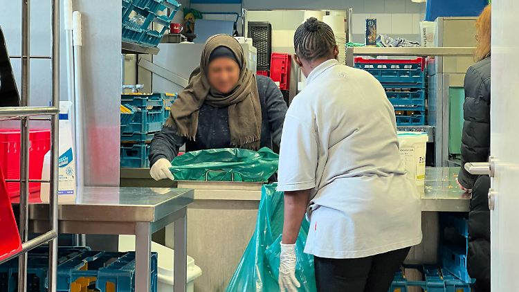 Zwei Frauen arbeiten in einem Restaurant als Küchenhilfen. Auch sie sind nur geringfügig beschäftigt.