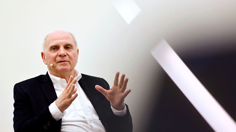 Uli Hoeneß spricht noch immer gern über den FC Bayern, besonders wenn es um Charakter geht.