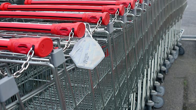 Rückblickend gibt es viele Zweifel an einigen Corona-Maßnahmen. Im Supermarkt scheinen sie einer Studie zufolge jedoch sinnvoll gewesen zu sein.