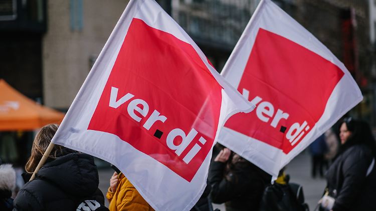 Laut einer von Verdi in Auftrag gegebenen Arbeitszeitumfrage berichten fast 63 Prozent von unbesetzte Stellen in ihrem Arbeitsbereich - viele sogar lange unbesetzten offenen Stellen. Das führt zu Überstunden.