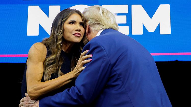 Wird sie sein Running Mate? Kristi Noem und Donald Trump bei einem gemeinsamen Auftritt im September 2023.