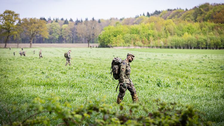 An der Suche sind etwa 450 Soldaten der Bundeswehr beteiligt.