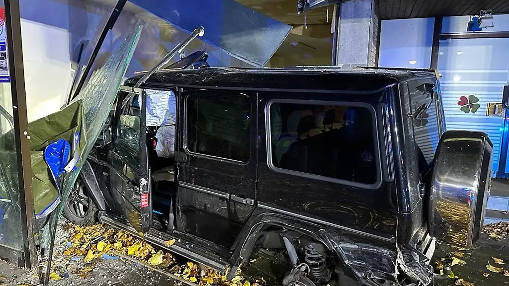 Ein-Gelaendewagen-steht-in-Buende-in-einem-zerstoerten-Schaufenster